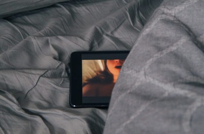 Photo by charlesdeluvio black Android smartphone on gray bed sheet