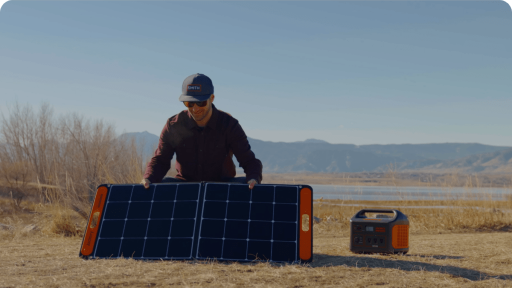 <p>Instant Set Up Solar Energy System. Within 60 seconds to set up, the solar panel stands firmly and can ensure optimum absorption of the sunlight thanks to its adjustable kickstands. It is the perfect companion for outdoor travel.</p>